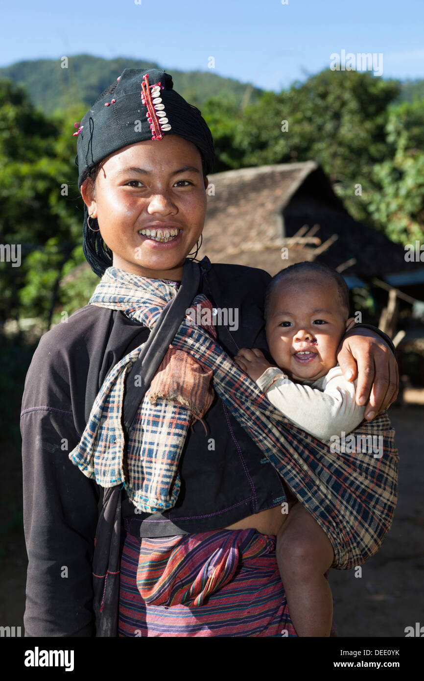 Mutter und Baby aus Ann Hügel Stamm Dorf, in der Nähe von Kengtung Shan State in Myanmar (Burma), Asien Stockfoto