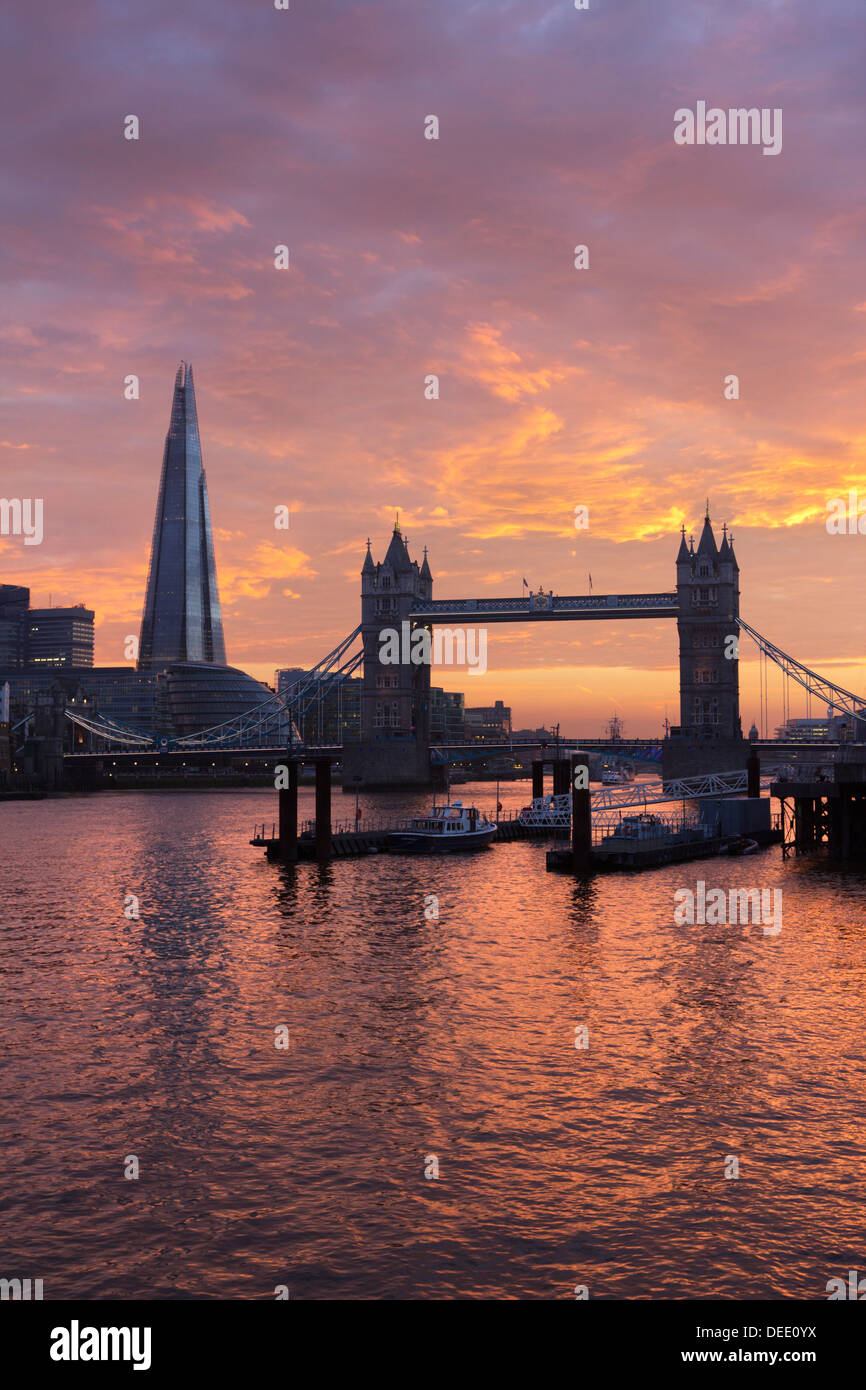 Die Scherbe und Tower Bridge über die Themse bei Sonnenuntergang, London, England, Vereinigtes Königreich, Europa Stockfoto