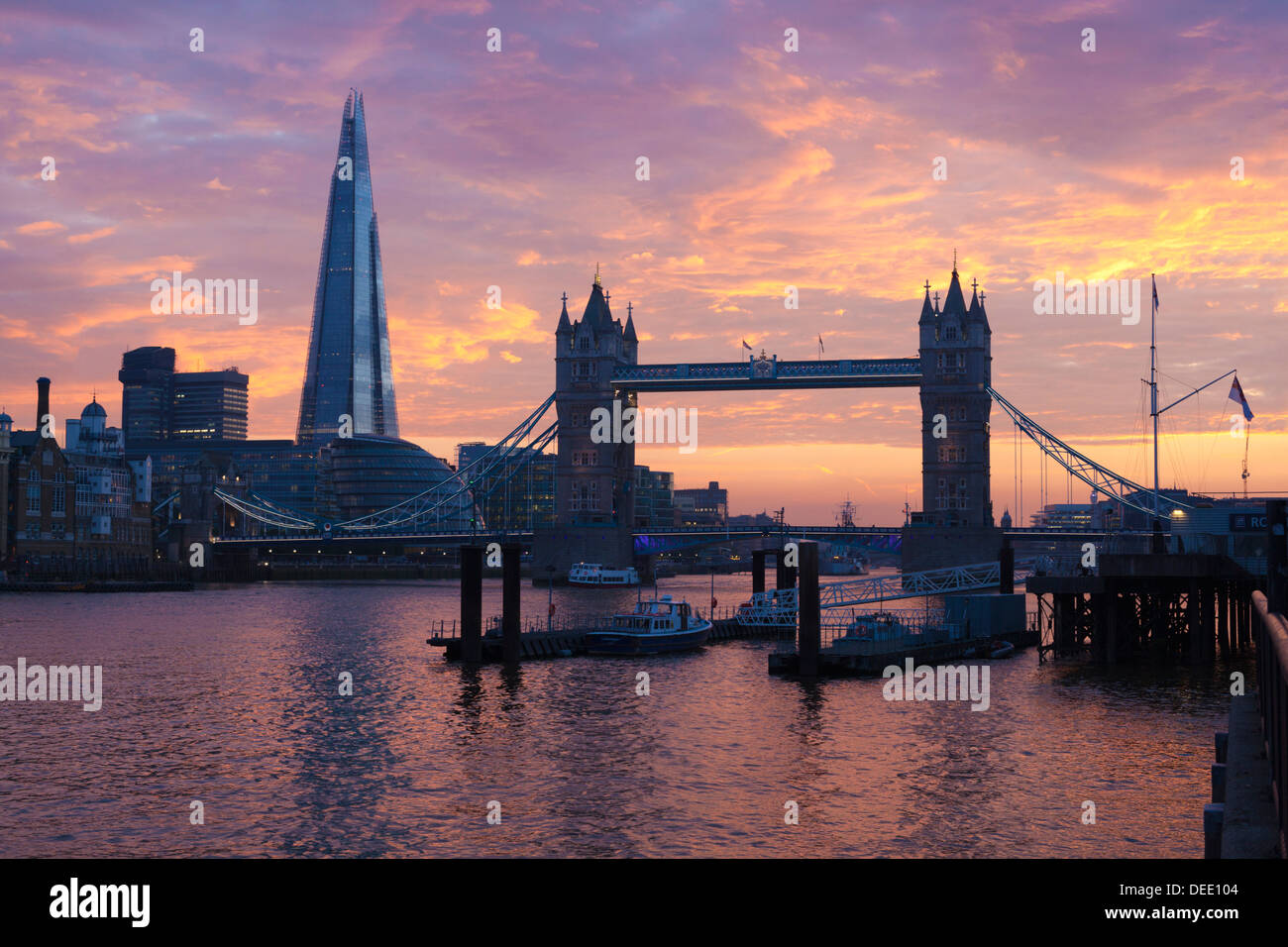Die Scherbe und Tower Bridge über die Themse bei Sonnenuntergang, London, England, Vereinigtes Königreich, Europa Stockfoto