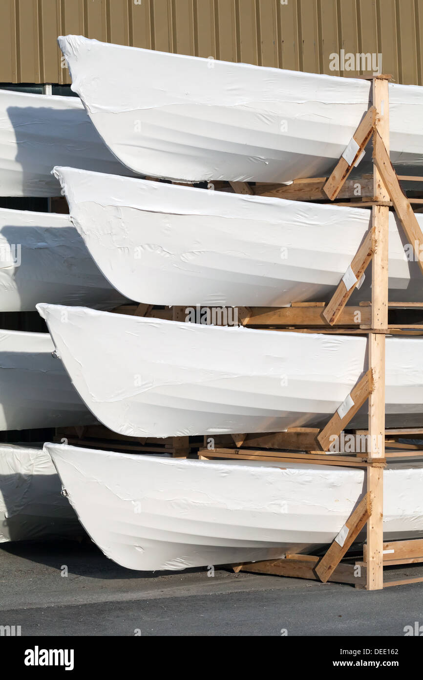 Stapel von kleinen weißen verpackt neue Schiffe in der Werft Stockfoto