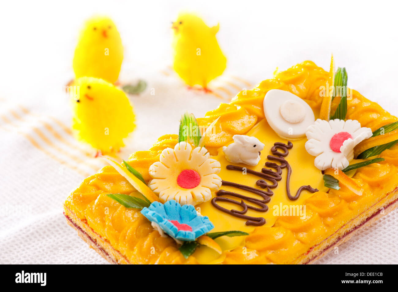 Dummy-gelbe Chickies und dekorative Osterkuchen Stockfoto
