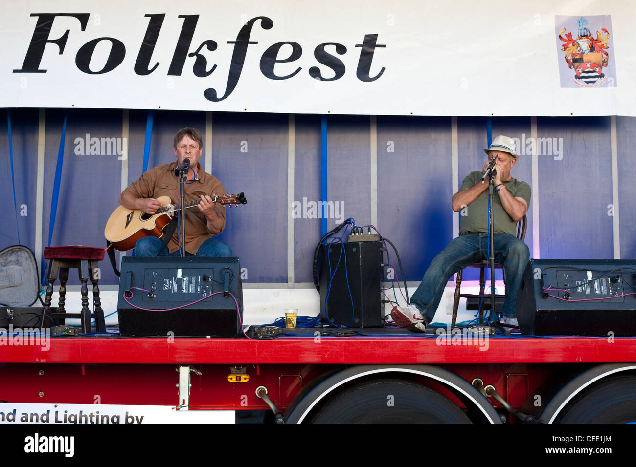 Folk-Duo Musizieren am Burnham auf Meer Folkfest, eine jährliche Veranstaltung Stockfoto