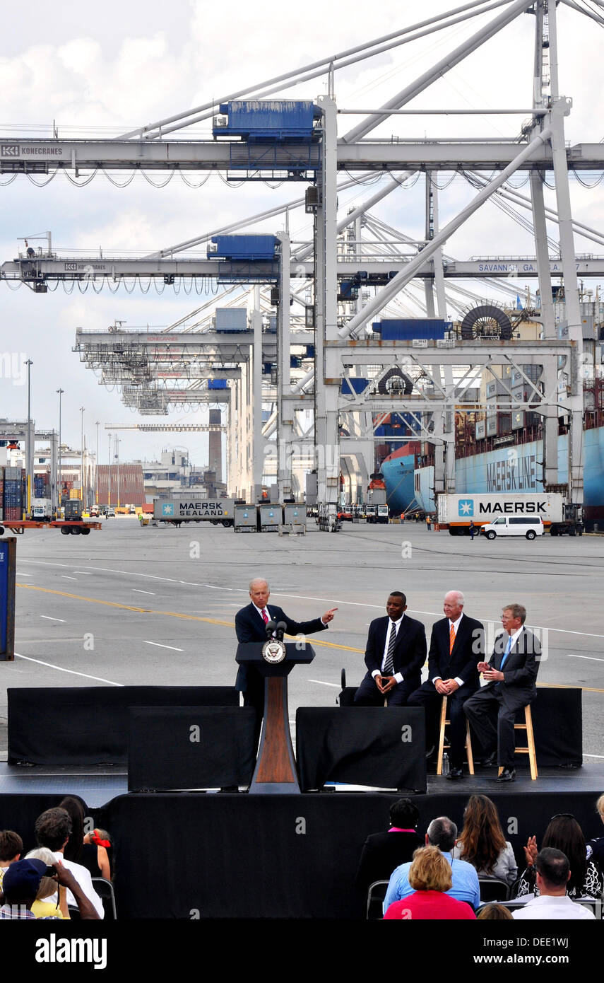 US-Vizepräsident Joe Biden hält eine Rede an der Georgia Ports Authority Gartenstadt Ocean Terminal 16. September 2013 in Savannah, Georgia Biden sprach über die Bedeutung der Investitionen in die Infrastruktur, Export, die Wettbewerbsfähigkeit der Wirtschaft und Schaffung von Arbeitsplätzen. Stockfoto