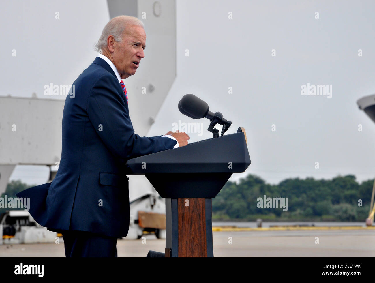 US-Vizepräsident Joe Biden hält eine Rede an der Georgia Ports Authority Gartenstadt Ocean Terminal 16. September 2013 in Savannah, Georgia Biden sprach über die Bedeutung der Investitionen in die Infrastruktur, Export, die Wettbewerbsfähigkeit der Wirtschaft und Schaffung von Arbeitsplätzen. Stockfoto