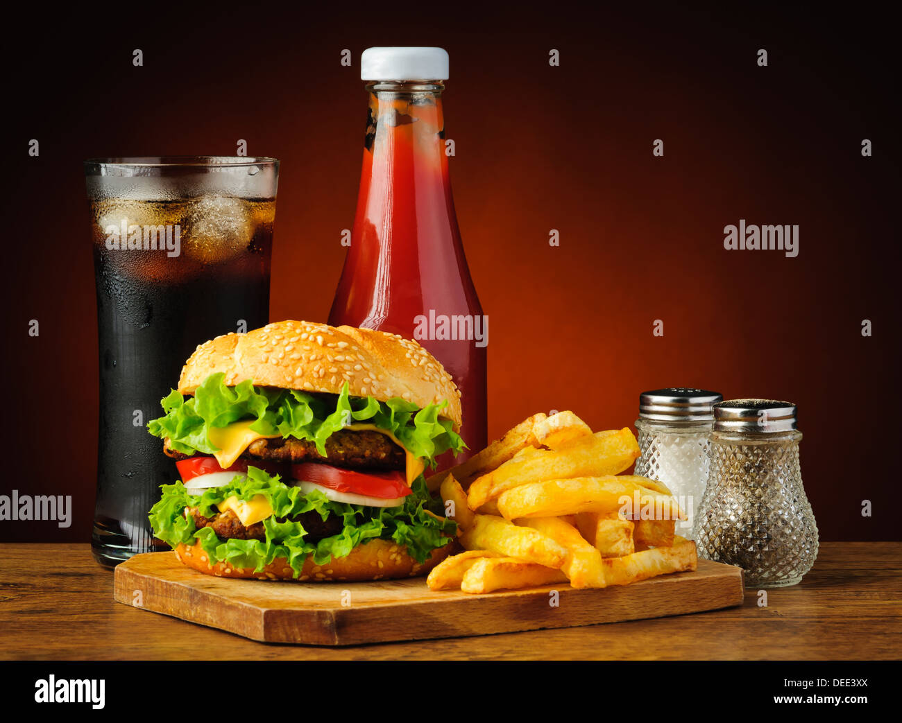 Stillleben mit Fast-Food-Hamburger-Menü, Pommes frites, Softgetränk und ketchup Stockfoto