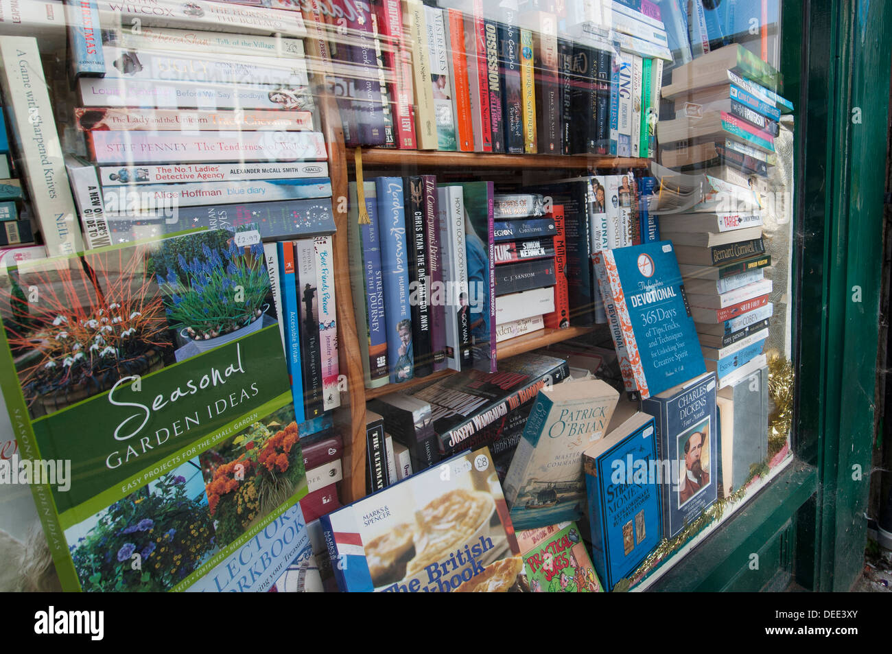 Buchhandlung-Fenster mit gebrauchten Büchern Stockfoto