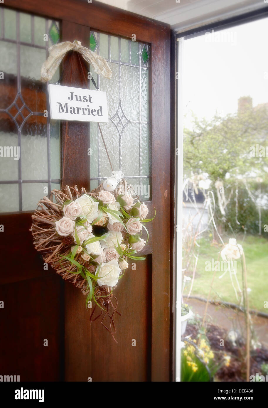 Blumen und einer gerechten verheiratet Schild an einer Tür im Vereinigten Königreich. Stockfoto