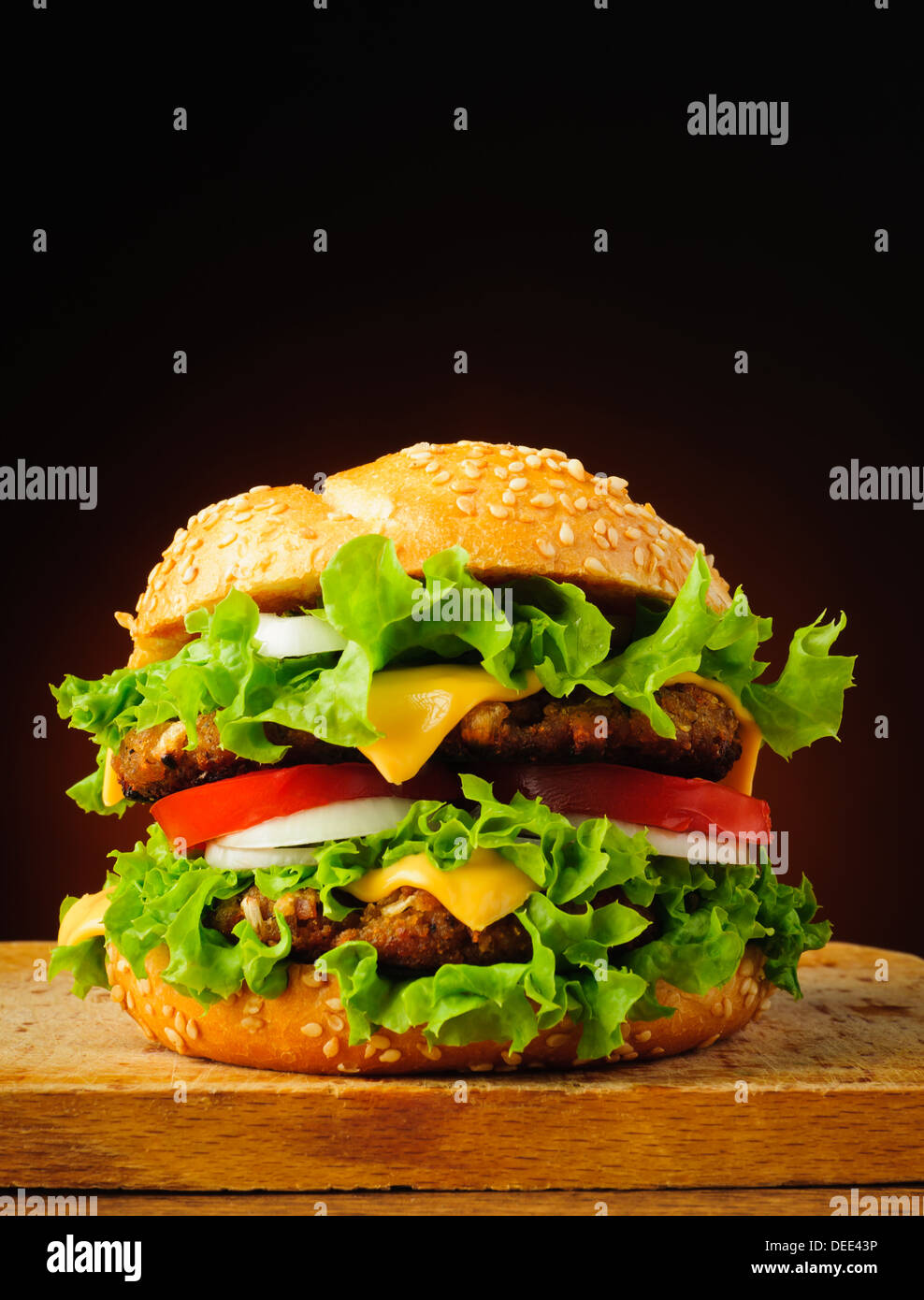 Fast-Food mit großen leckeren traditionellen doppelten Cheeseburger oder hamburger Stockfoto