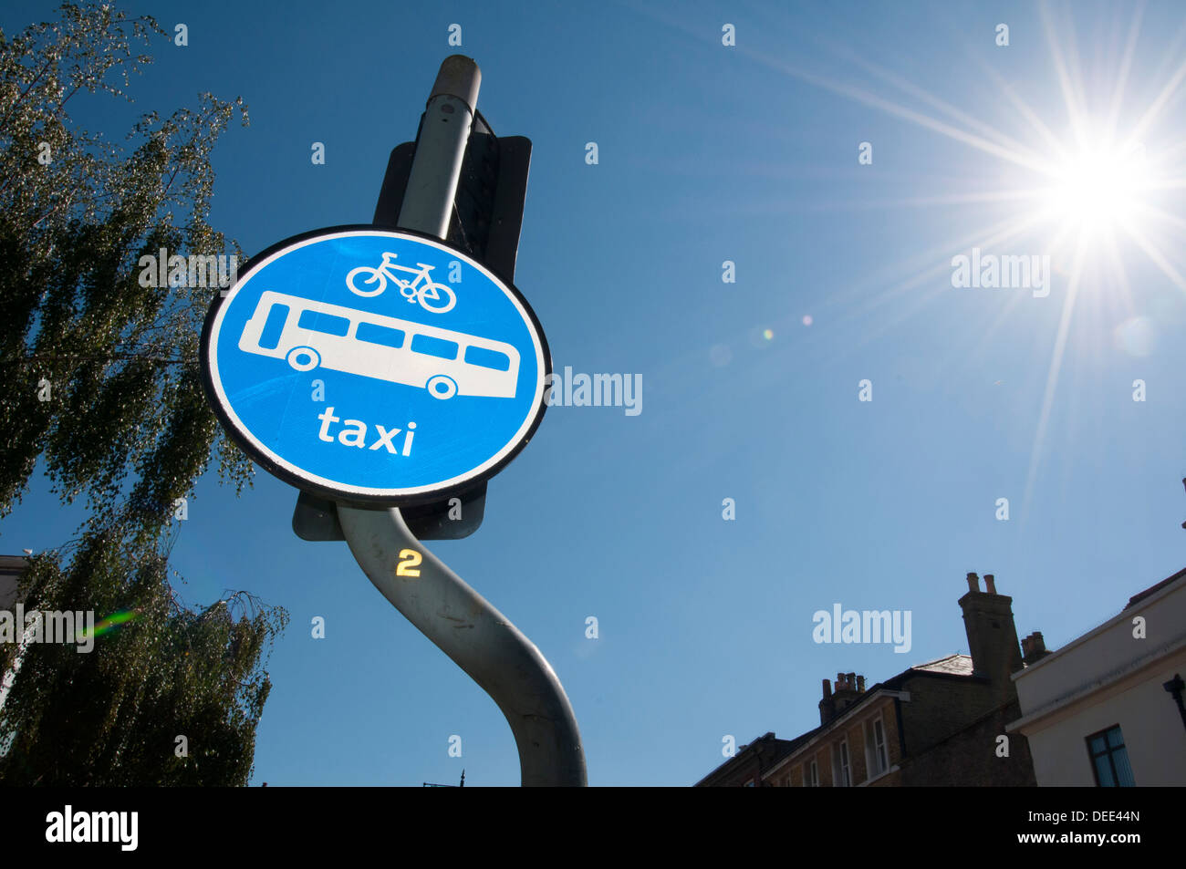 blaue Bus, Fahrrad, taxi-Spur Zeichen in der UK-Innenstadt Stockfoto