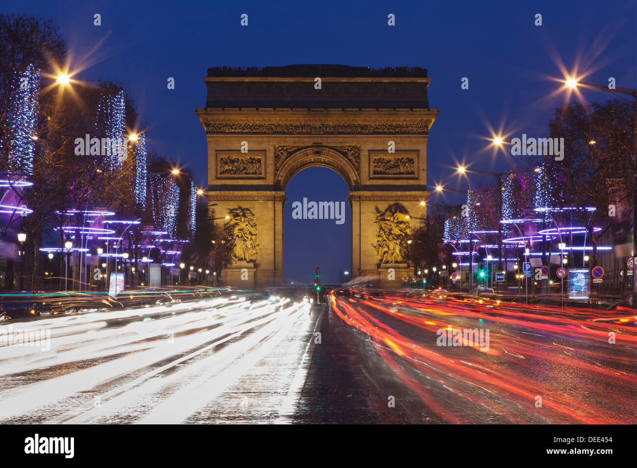 Champs Elysees und dem Arc de Triomphe in Weihnachten, Paris, Île-de-France, Frankreich Stockfoto