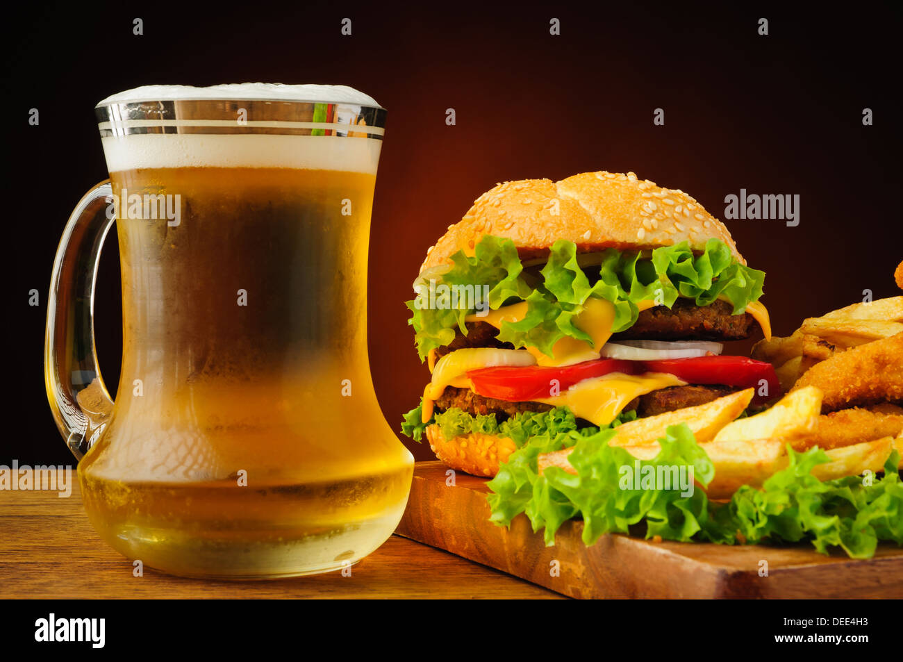 Stillleben mit Fast-Food und frisches Bier vom Fass Stockfoto