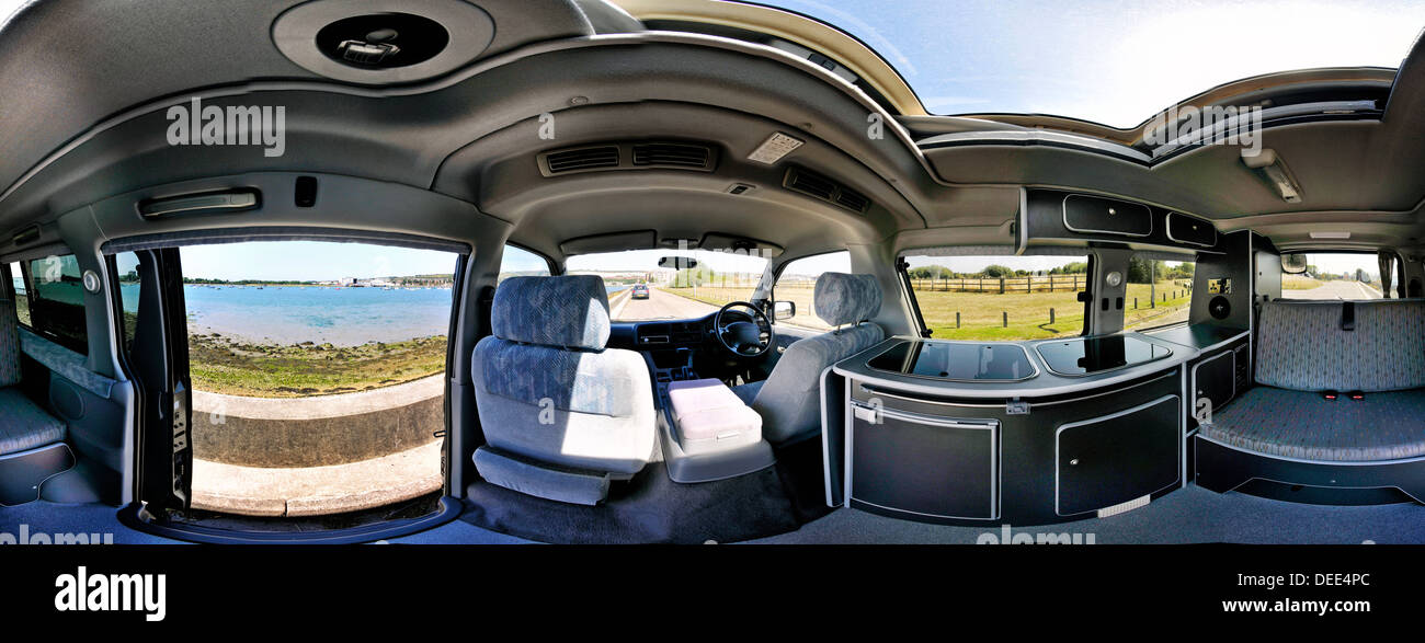 360-Grad Panorama des Innenraums von Mazda Bongo Wohnmobil Stockfoto