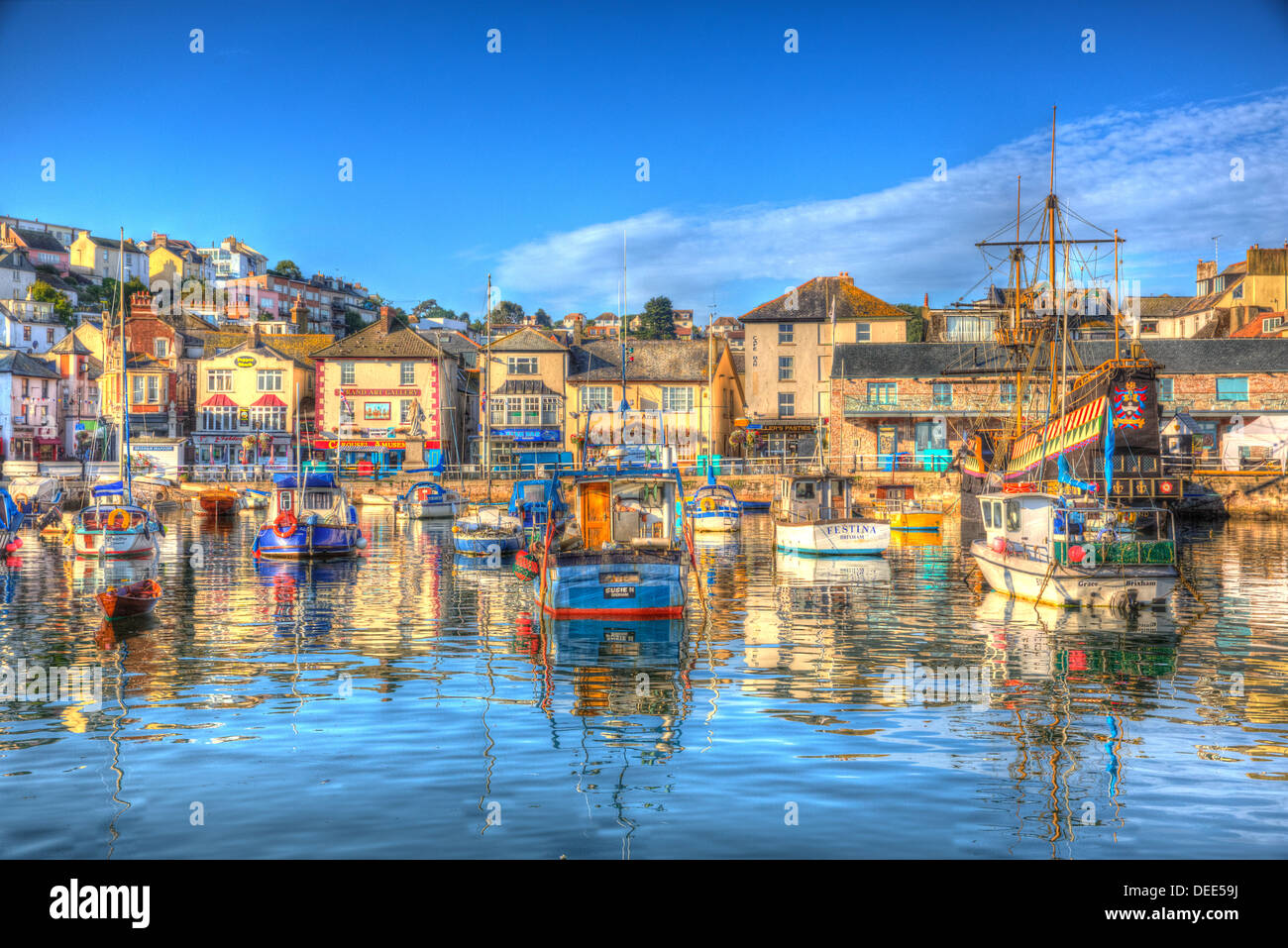 Brixham Hafen Devon mit Booten blauen Himmel und Häuser auf Hügel in HDR Stockfoto