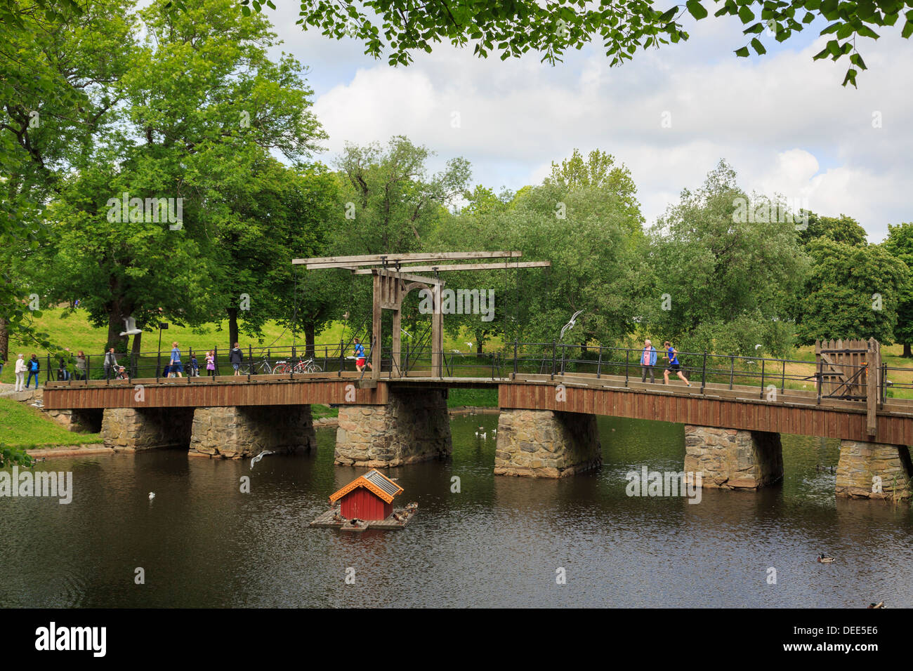 Alte hölzerne Zugbrücke über den Burggraben um alte befestigte Stadt der Gamlebyen, Fredrikstad, Ostfold, Norwegen, Skandinavien Stockfoto