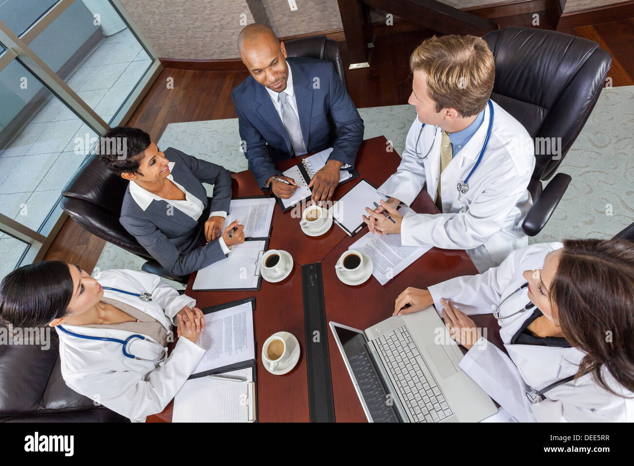 Interracial Gruppe von Geschäftsleuten & Frauen, Unternehmer und Unternehmerinnen und Ärzte Team-Meeting in Krankenhaus-Sitzungssaal Stockfoto