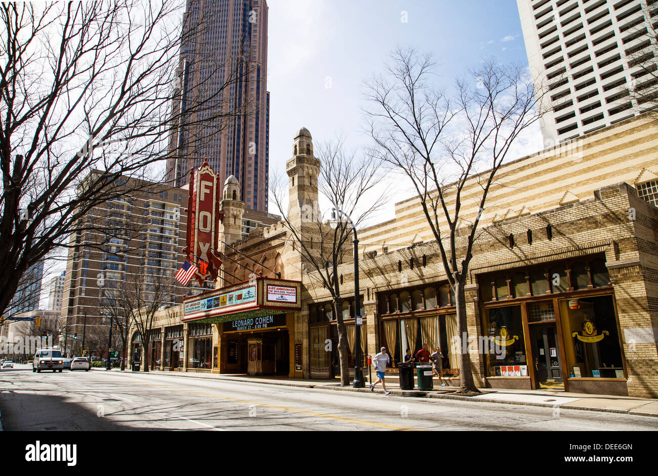 Läufer und Autos des Fox-Theaters in Atlanta, Georgia Stockfoto