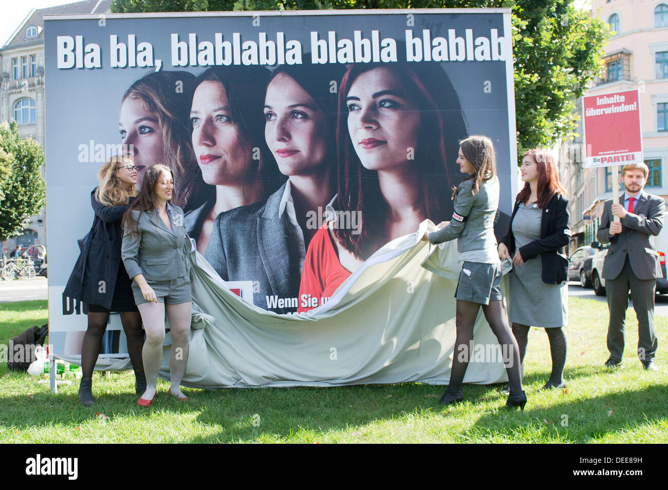 Die Top-Kandidaten der Partei sterben PARTEI, Katharina Harling (L-R), Helena Barbas, Anna Bauer und Lea Joy Friedel, beteiligen sich an eine Plakat-Kampagne von sterben PARTEI in Berlin, Deutschland, 17. September 2013. Foto: MAURIZIO GAMBARINI/dpa Stockfoto