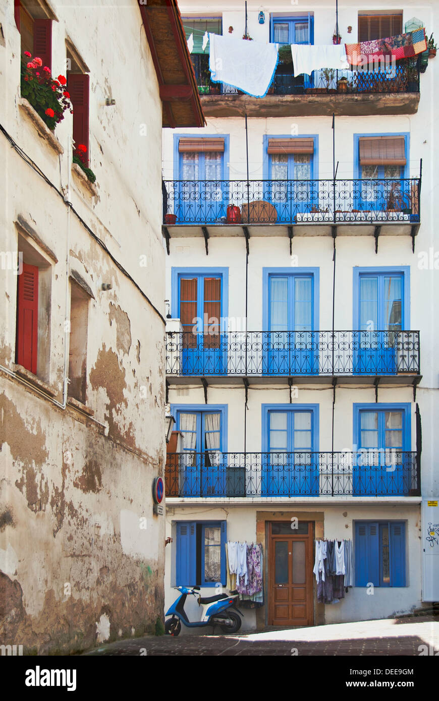 Blauen Fenstern, Hondarribia im baskischen Land, Spanien Stockfoto