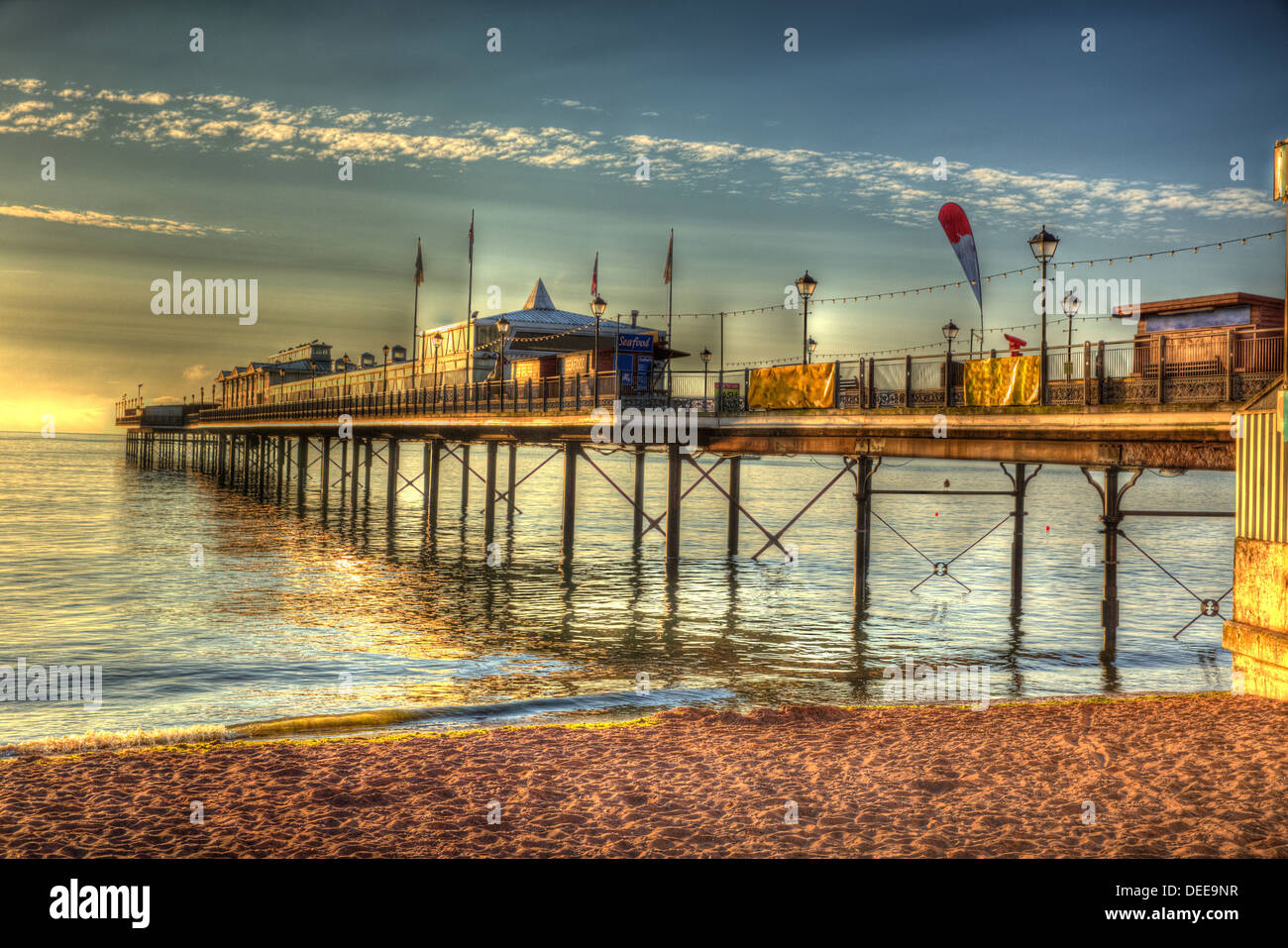 Paignton Pier mit dramatischer Himmel und launisch Wolken und Sonne in Devon England HDR-Bild Stockfoto