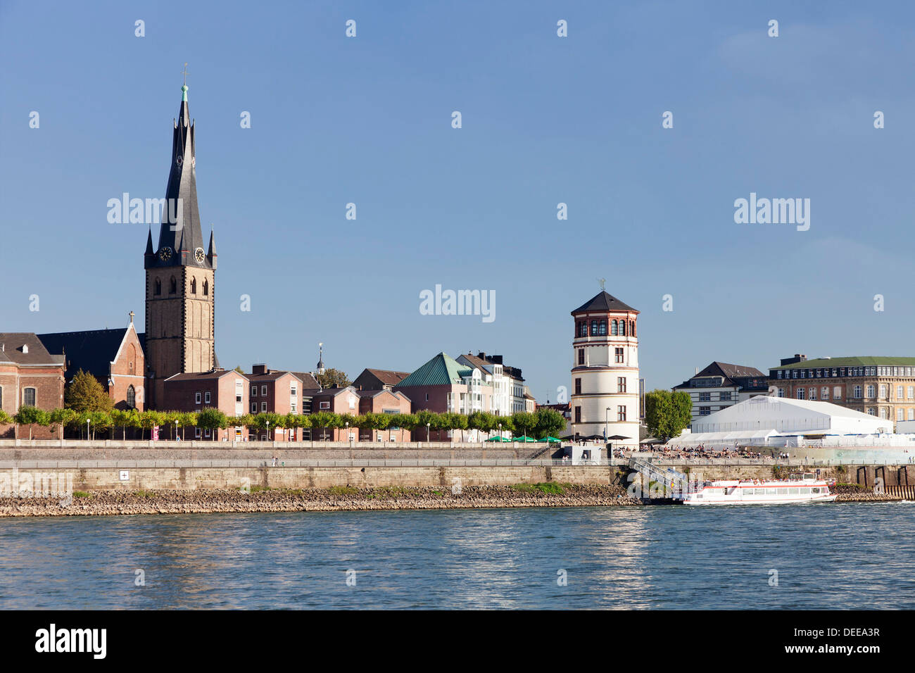 Altstadt mit Lambertuskirche und seinen Turm entlang der Rheinpromenade, Düsseldorf, Nord Rhein Westfalen, Deutschland Stockfoto