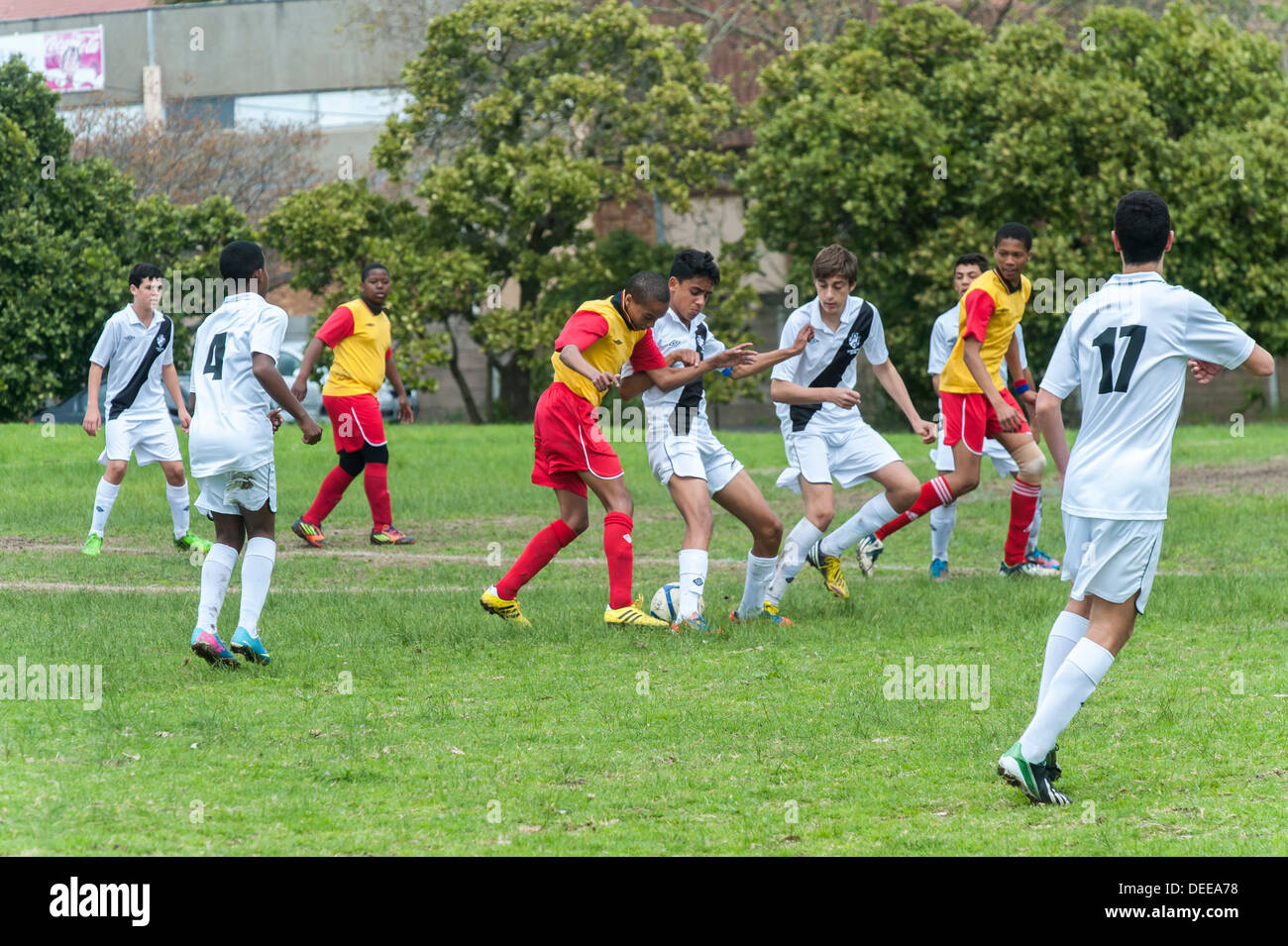 Junior-Football-Spieler angegangen von Verteidigern, Cape Town, Südafrika Stockfoto