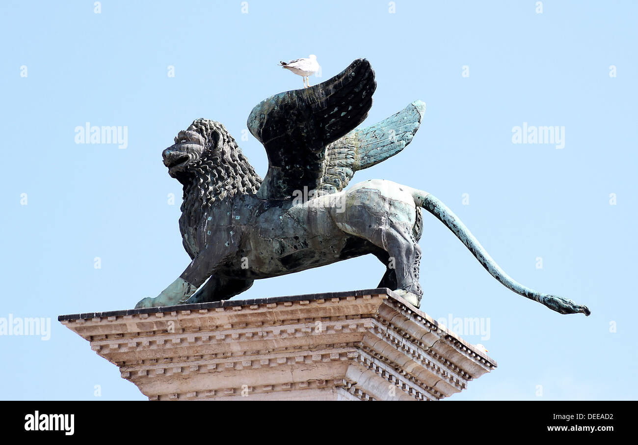 schöne Statue von geflügelten Löwen, Symbol der Serenissima Republik von Venedig im Norden Italiens Stockfoto
