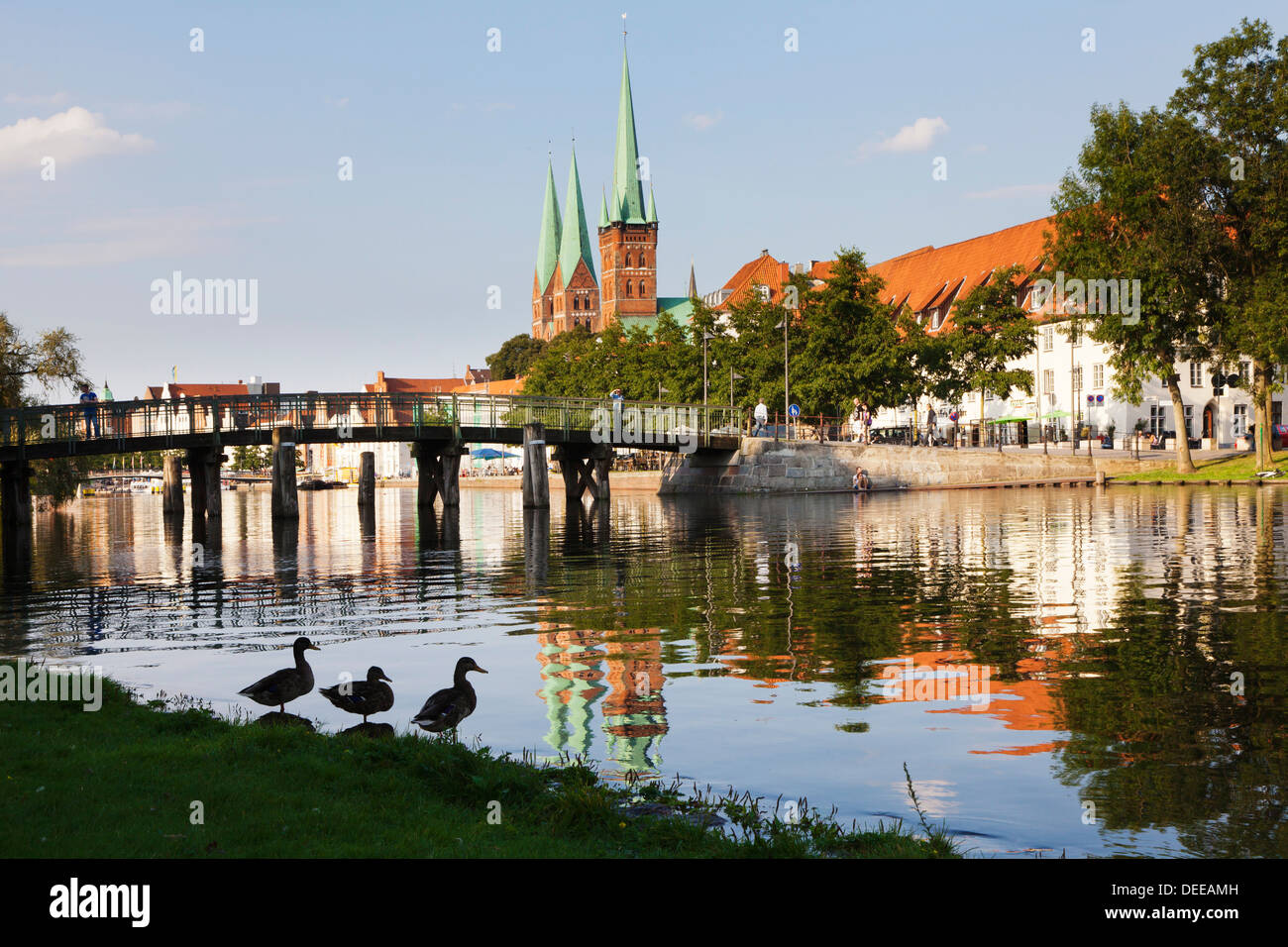 Fluss Stadttrave mit Petri-Kirche und Marienkirche, Lübeck, Schleswig Holstein, Deutschland, Europa Stockfoto