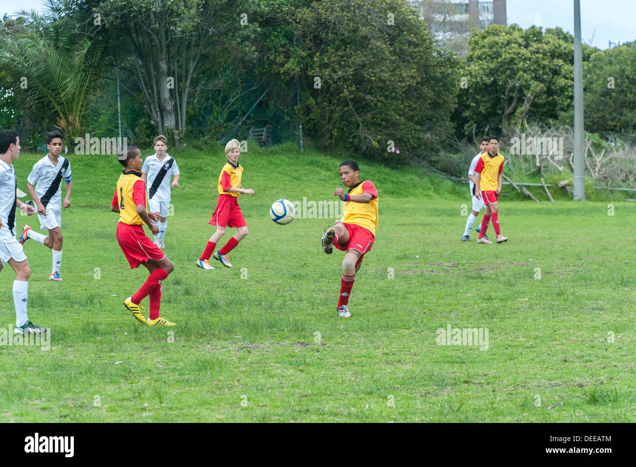 Junior-Football-Spieler Salven den Ball, Cape Town, Südafrika Stockfoto