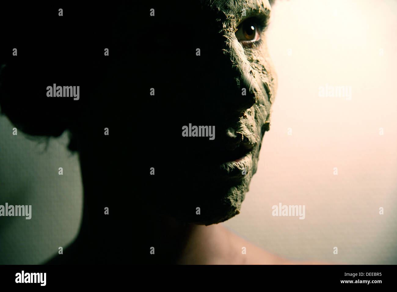 Frau mit Gesichtsmaske Stockfoto