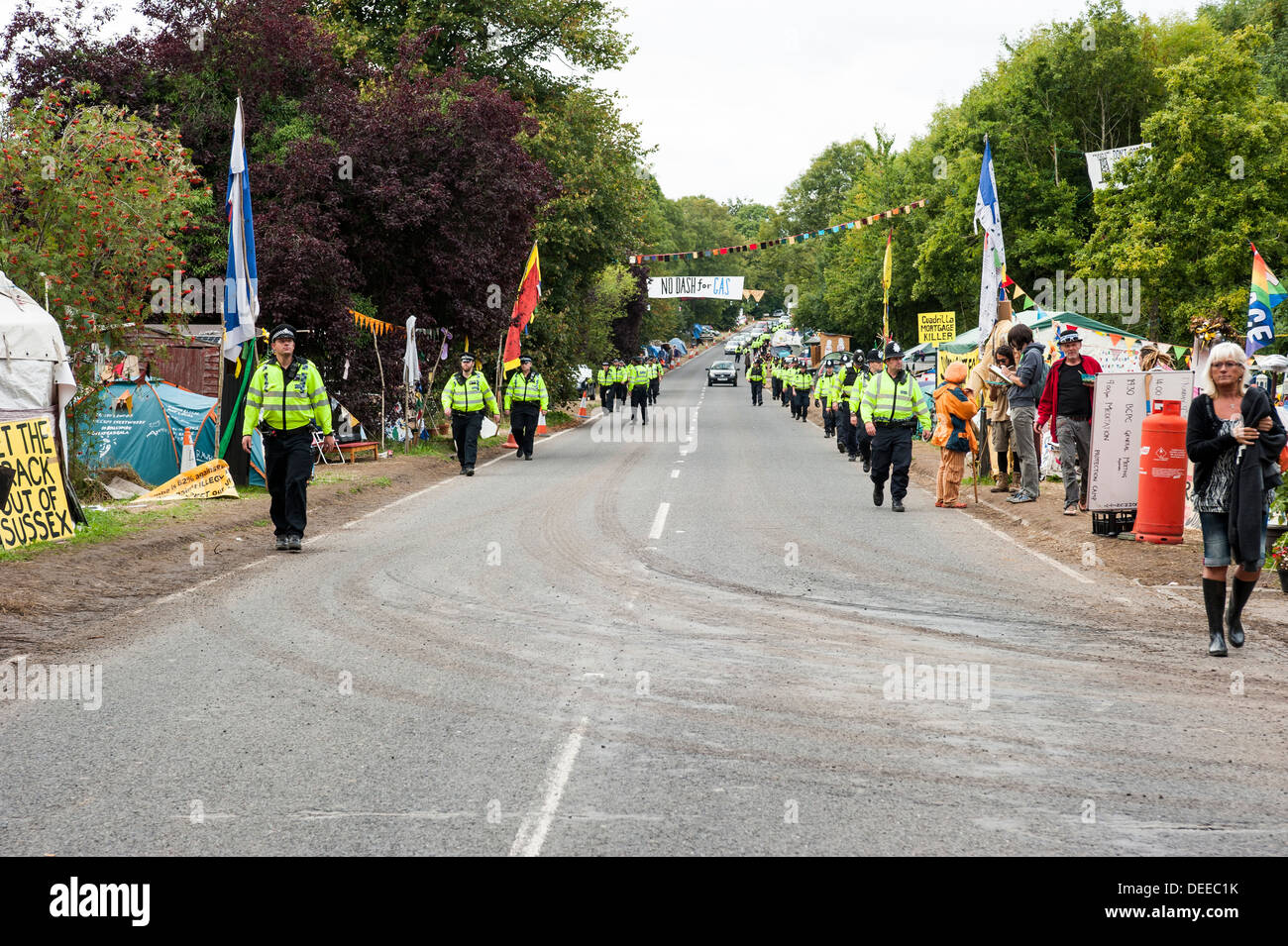 12. September 2013. Massive Polizeipräsenz an die Anti-Fracking protest Camp, Balcombe, West Sussex, England, UK Stockfoto