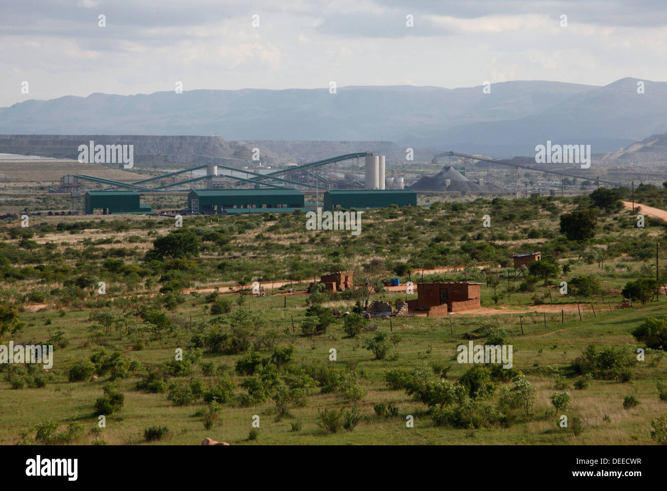 Potgietersrus Platinum Mine mit lokalen Gehäuse in den Vordergrund, Limpopo, Südafrika, Stockfoto