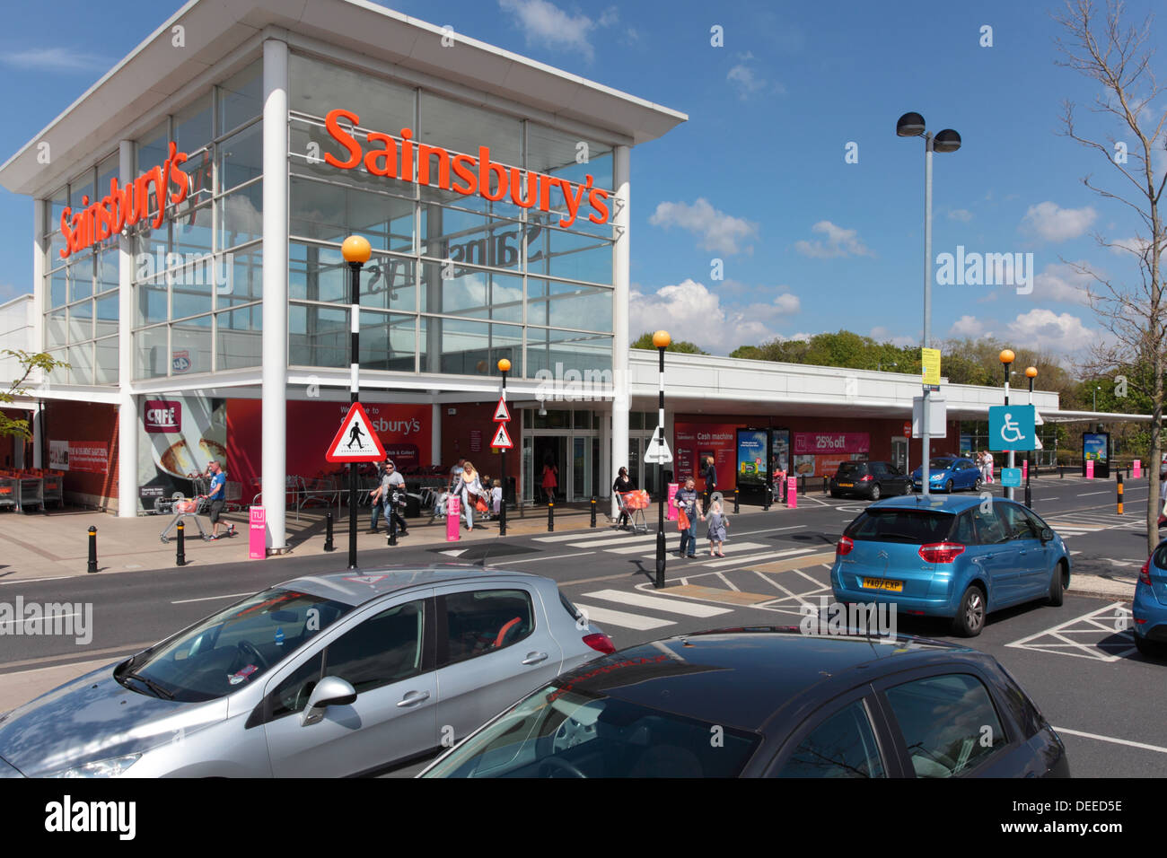 Shopper im Sainsbury's Store in Burnley Stockfoto