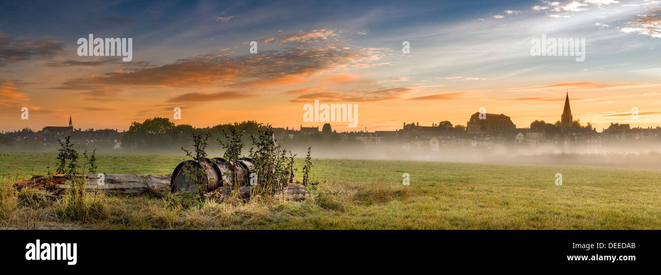 Malmesbury, Wiltshire. Glocken der Kirche über die Wiese auf einem nebligen September Dawn. Stockfoto