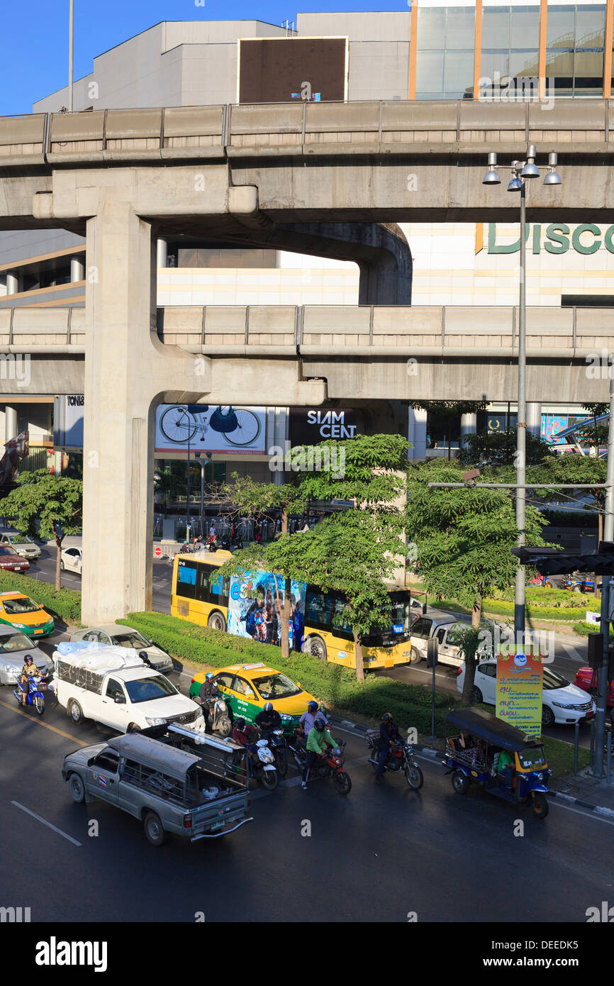 Verkehr unter der Skytrain Linie in der Nähe von Siam Square. Bangkok. Thailand. Stockfoto