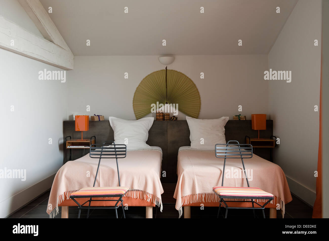 Schlafzimmer mit zwei Einzelbetten in der Heimat von Bruno und Dominique Lafourcade in der Provence Stockfoto