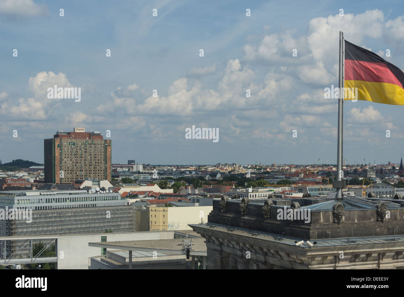 Eine wehende deutsche Flagge auf dem Dach des Reichstags aka Deutschen Bundestag in Berlin Stockfoto