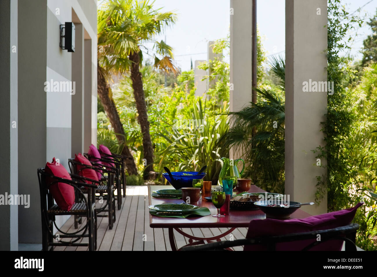 Sitzgelegenheiten und Tisch auf der Terrasse in das Haus von Bruno und Dominique Lafourcade in der Provence Stockfoto
