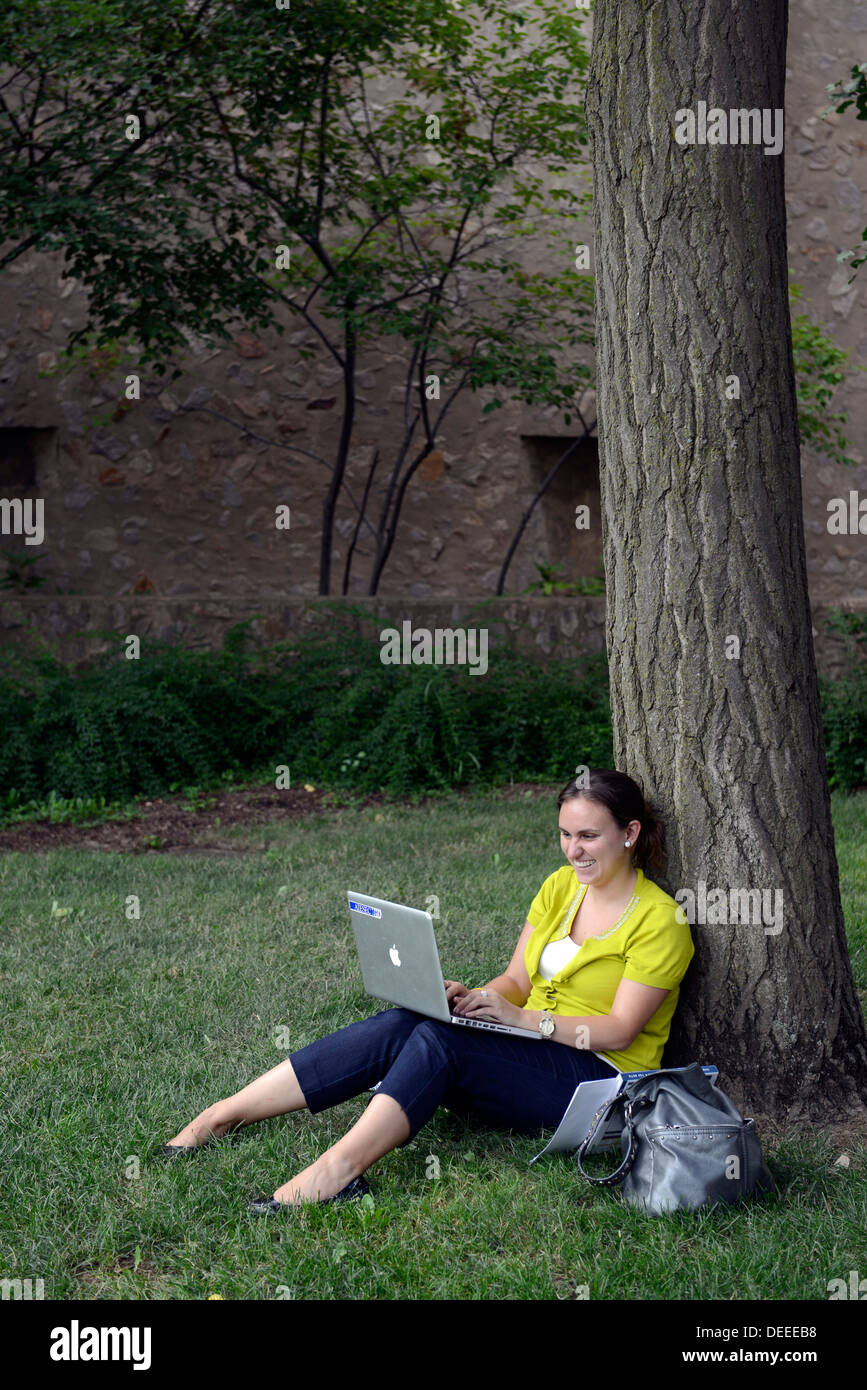 Yale University Studenten funktioniert auf Laptop für Wissenschaft Test zu studieren. Stockfoto