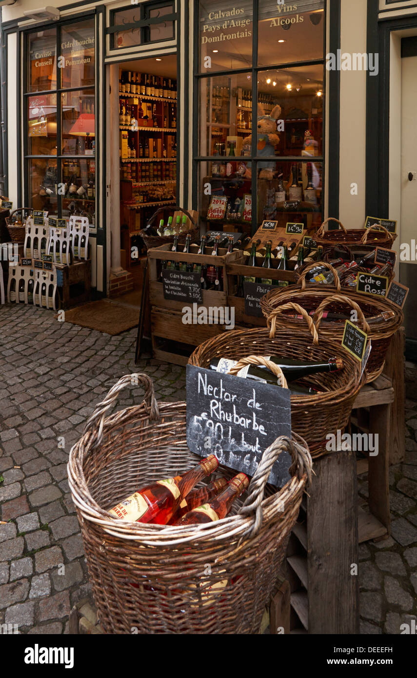 Apfelwein oder Cidre Flaschen in rustikalen Körben unter Baldachin außerhalb Shop in Honfleur, Frankreich Stockfoto