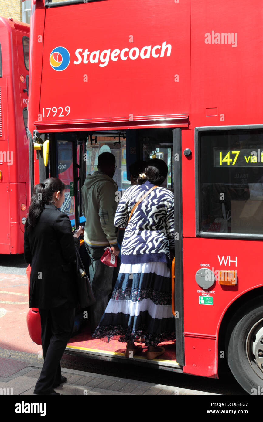 Fluggästen einen London-bus Stockfoto