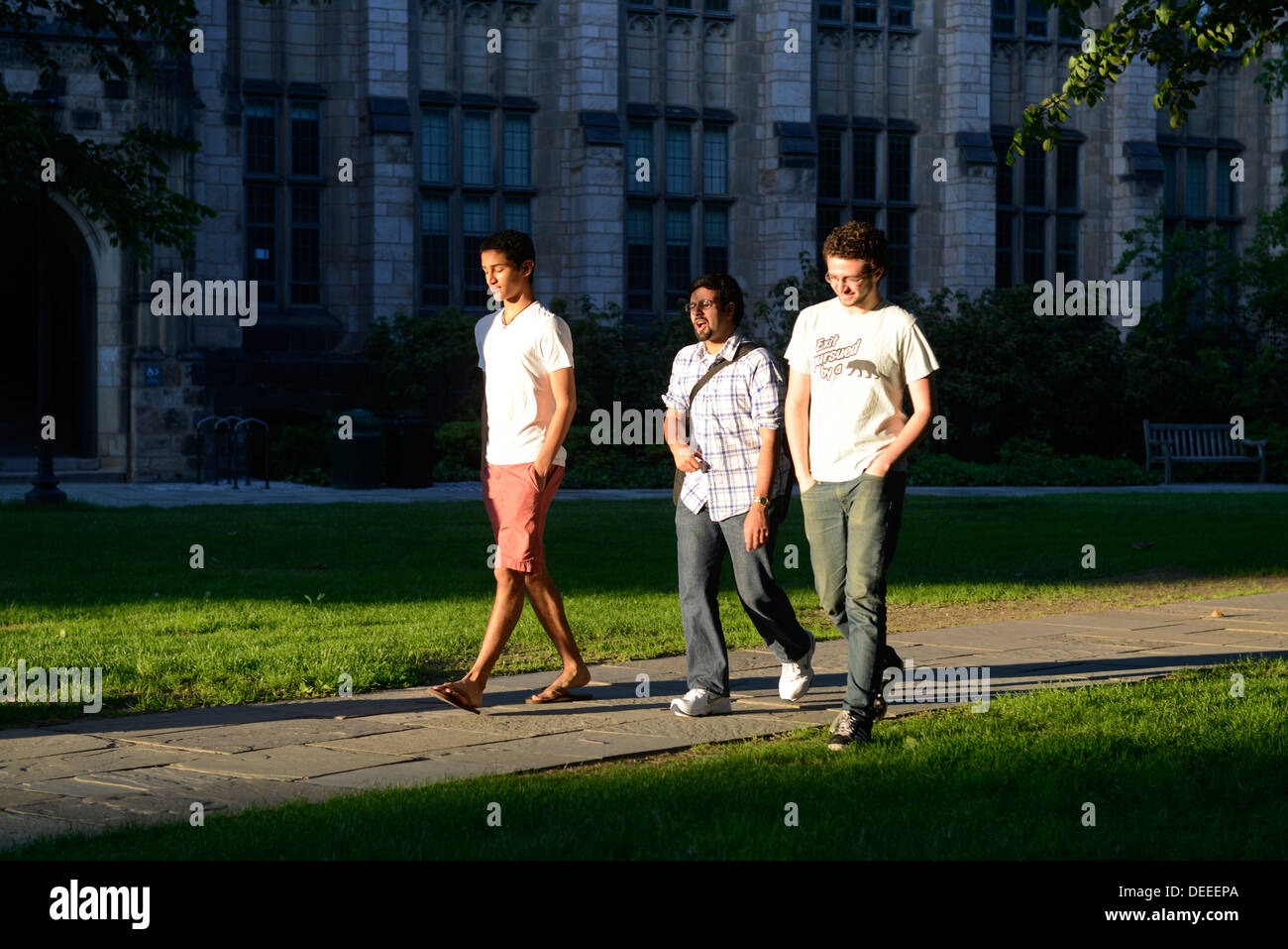 Yale University Studenten an Summer School Fuß über Campus. Stockfoto