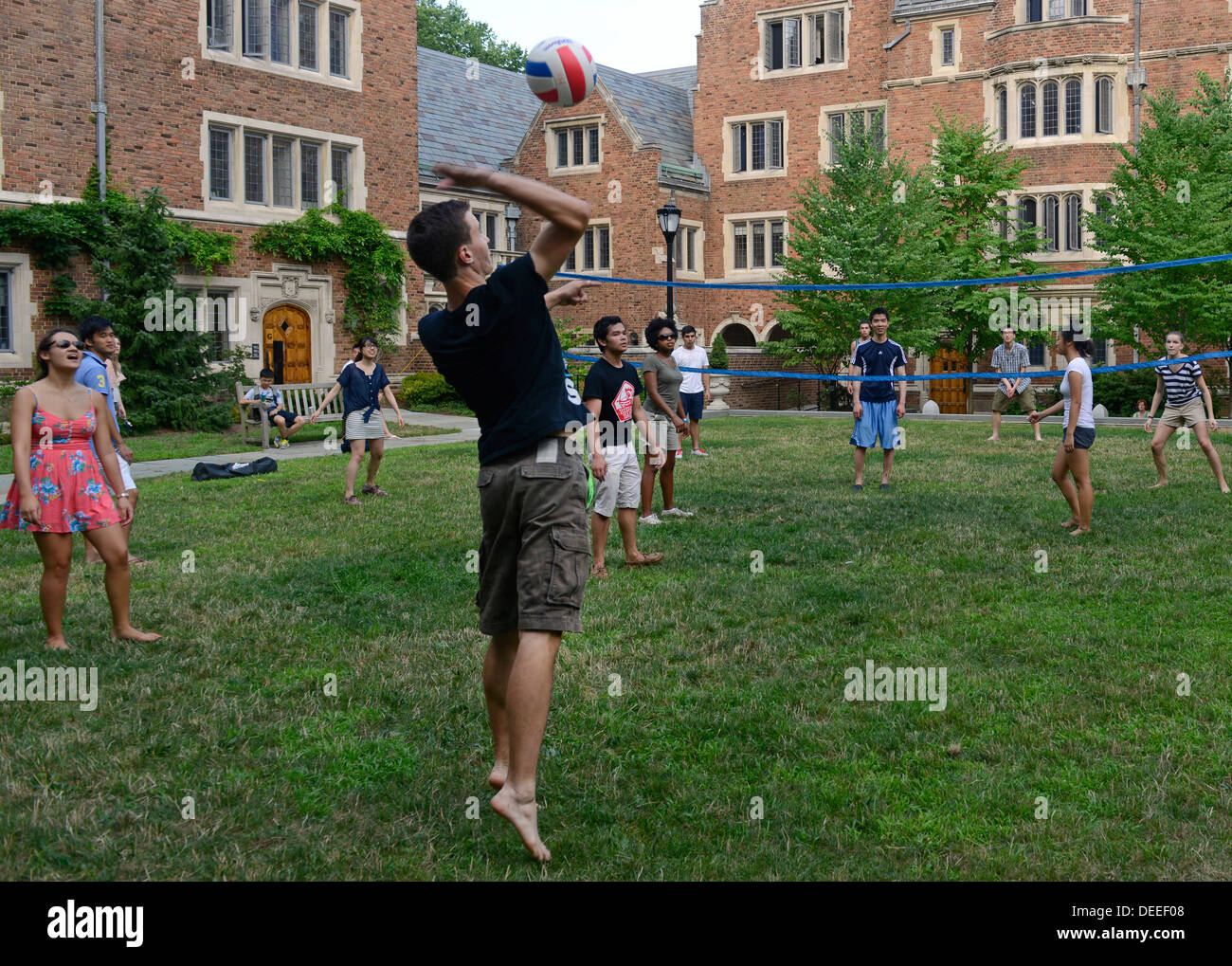 Yale University Studenten im Sommer Schulaufführung Abholung nach dem Abendessen am Calhoun Residential College Volleyball. Stockfoto