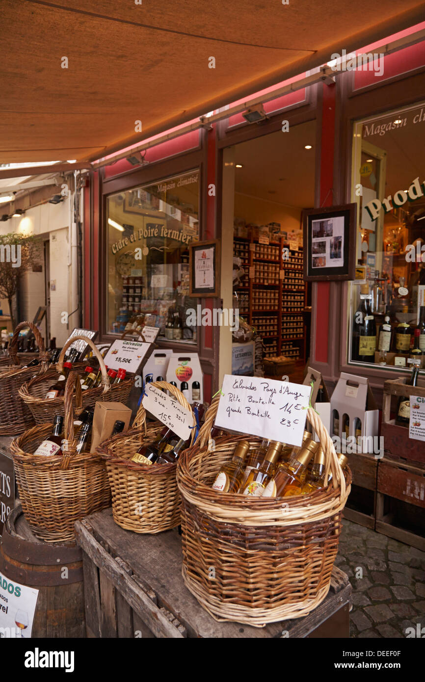 Apfelwein oder Cidre Flaschen in rustikalen Körben unter Baldachin außerhalb Shop in Honfleur, Frankreich Stockfoto
