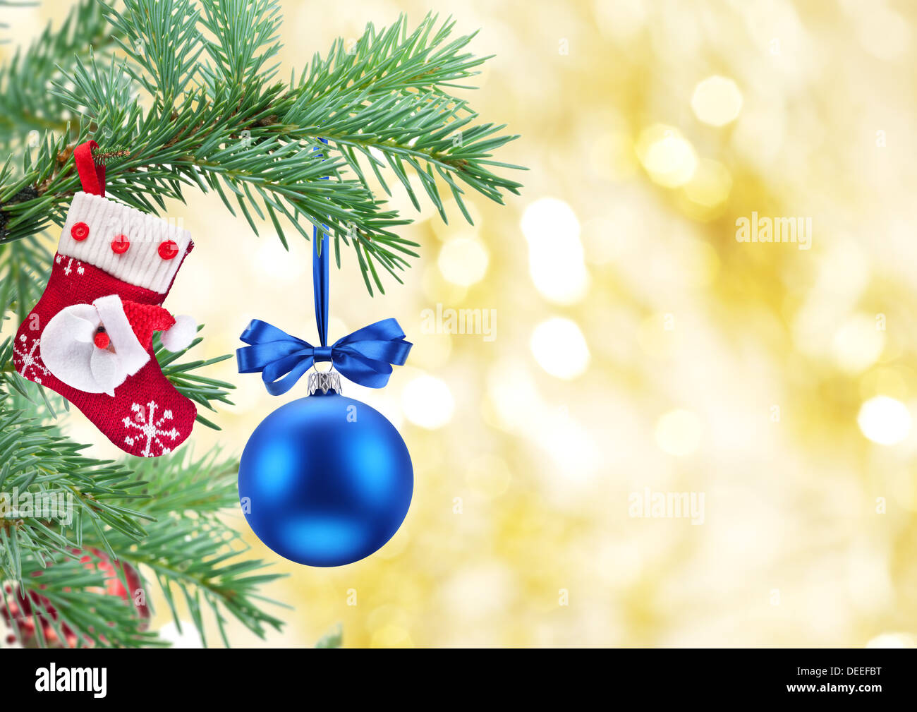 Christbaumschmuck. Closeup Aufnahme von Ball und Nikolaus-Stiefel. Stockfoto