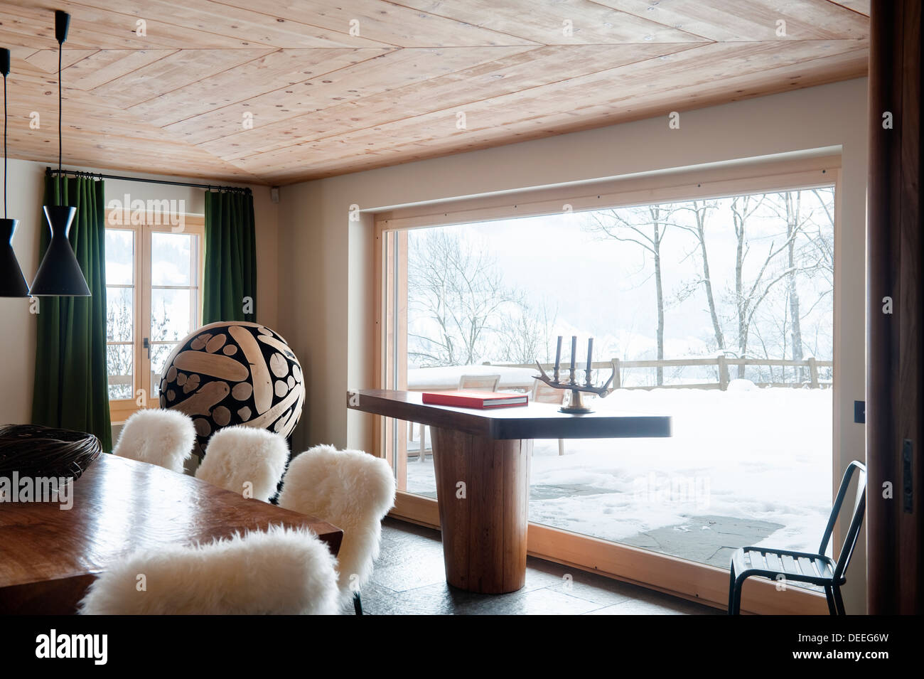 Chalet in Gstaad mit Interior Design von Tino Zervudachi Stockfoto