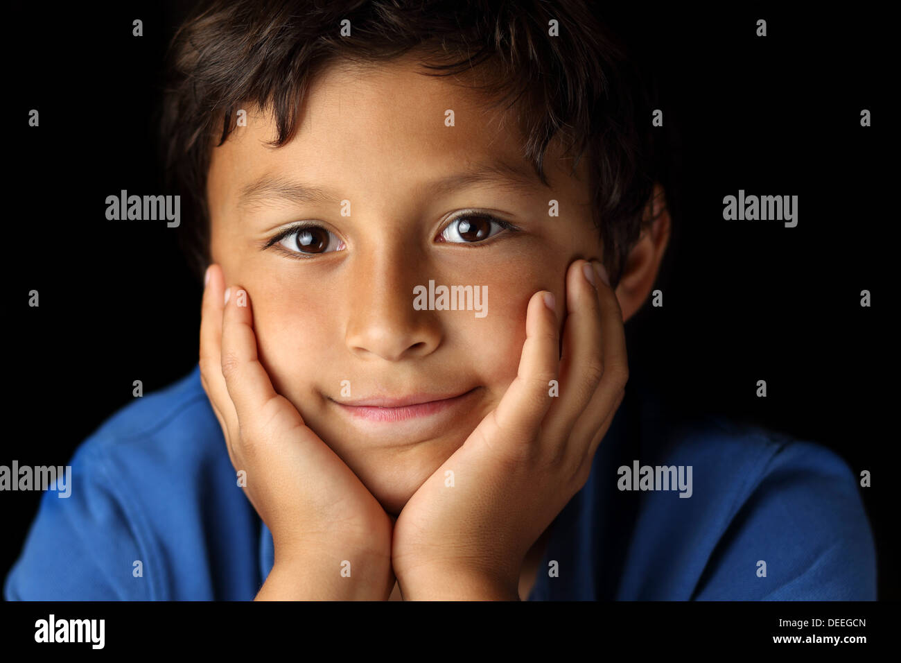 Porträt eines jungen Schule Jungen mit hell-dunkel-Beleuchtung - flacher Schärfentiefe Stockfoto
