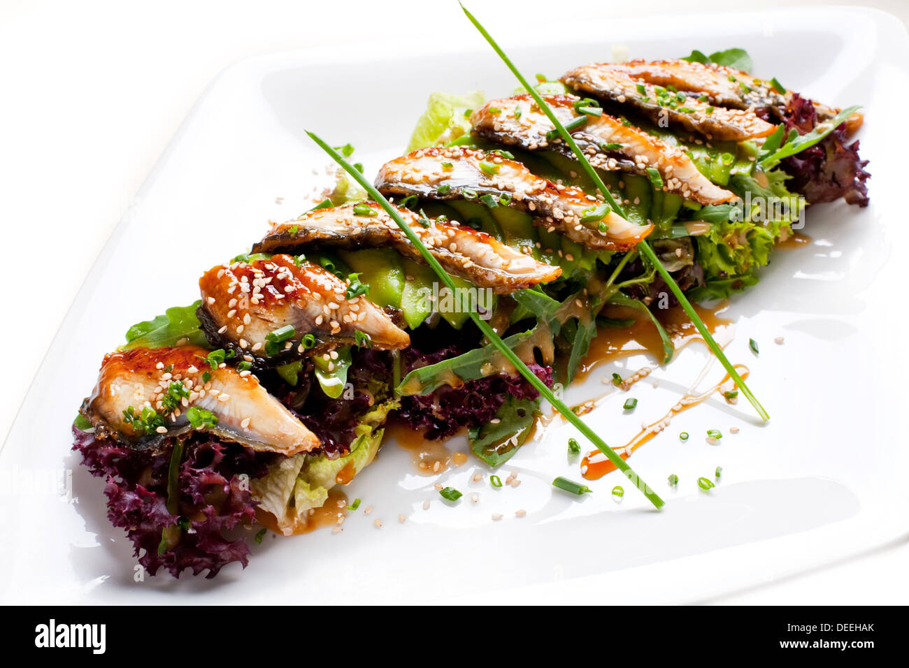 Leichte Mahlzeit von Aal. Salat mit Avocado, Aal, Salat und Sauce. Stockfoto