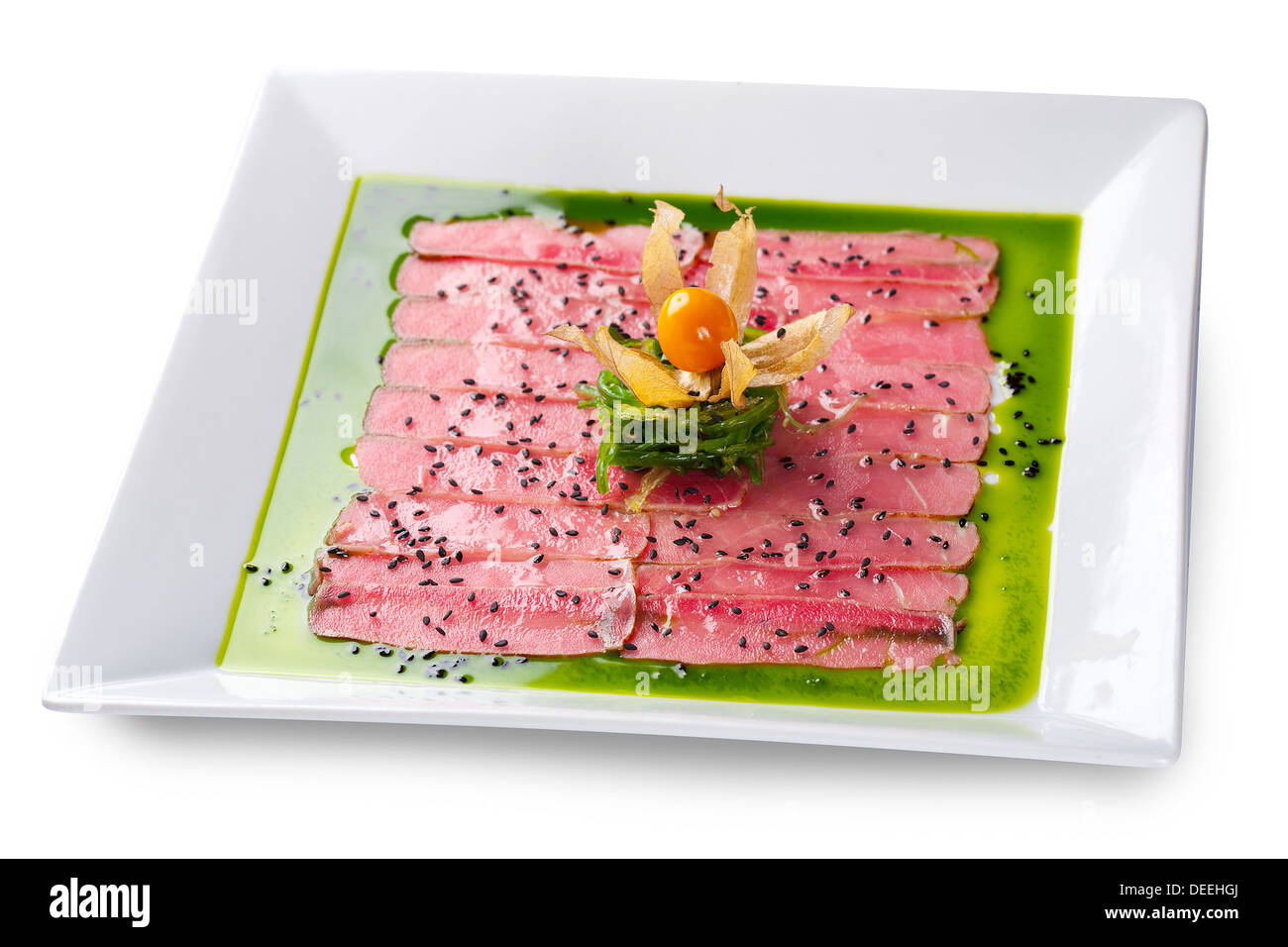 Thunfisch mit Sesam auf einem weißen Teller. Stockfoto