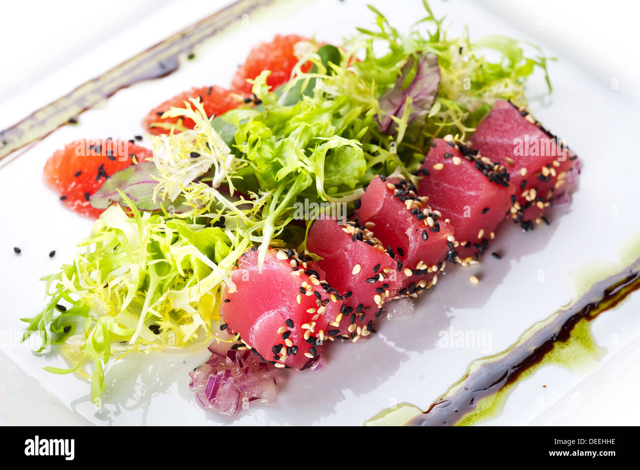 Salat mit Lachs und Thunfisch. Stockfoto