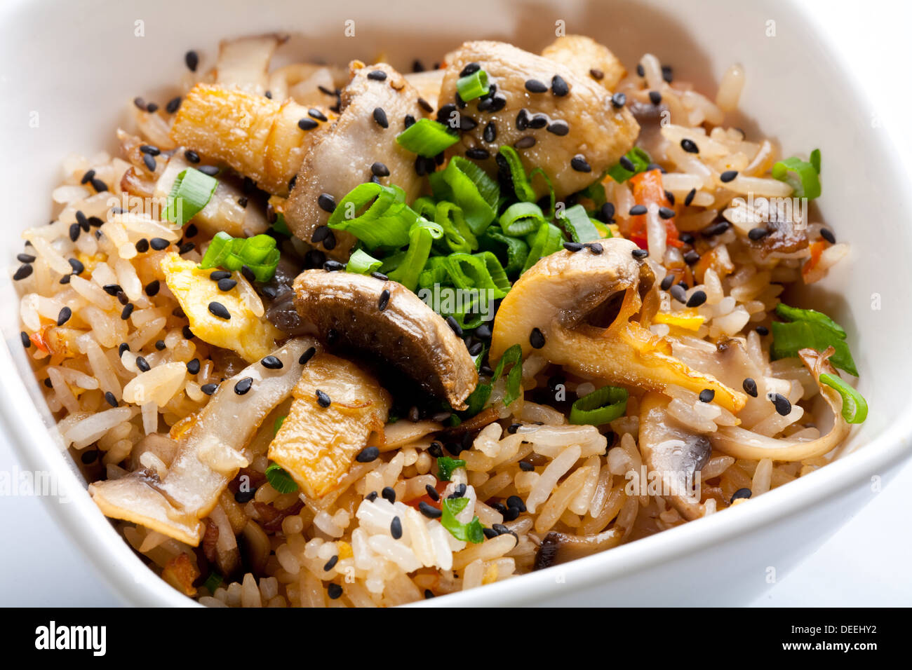 Reis mit Pilzen und schwarzem Sesam. Closeup erschossen. Stockfoto